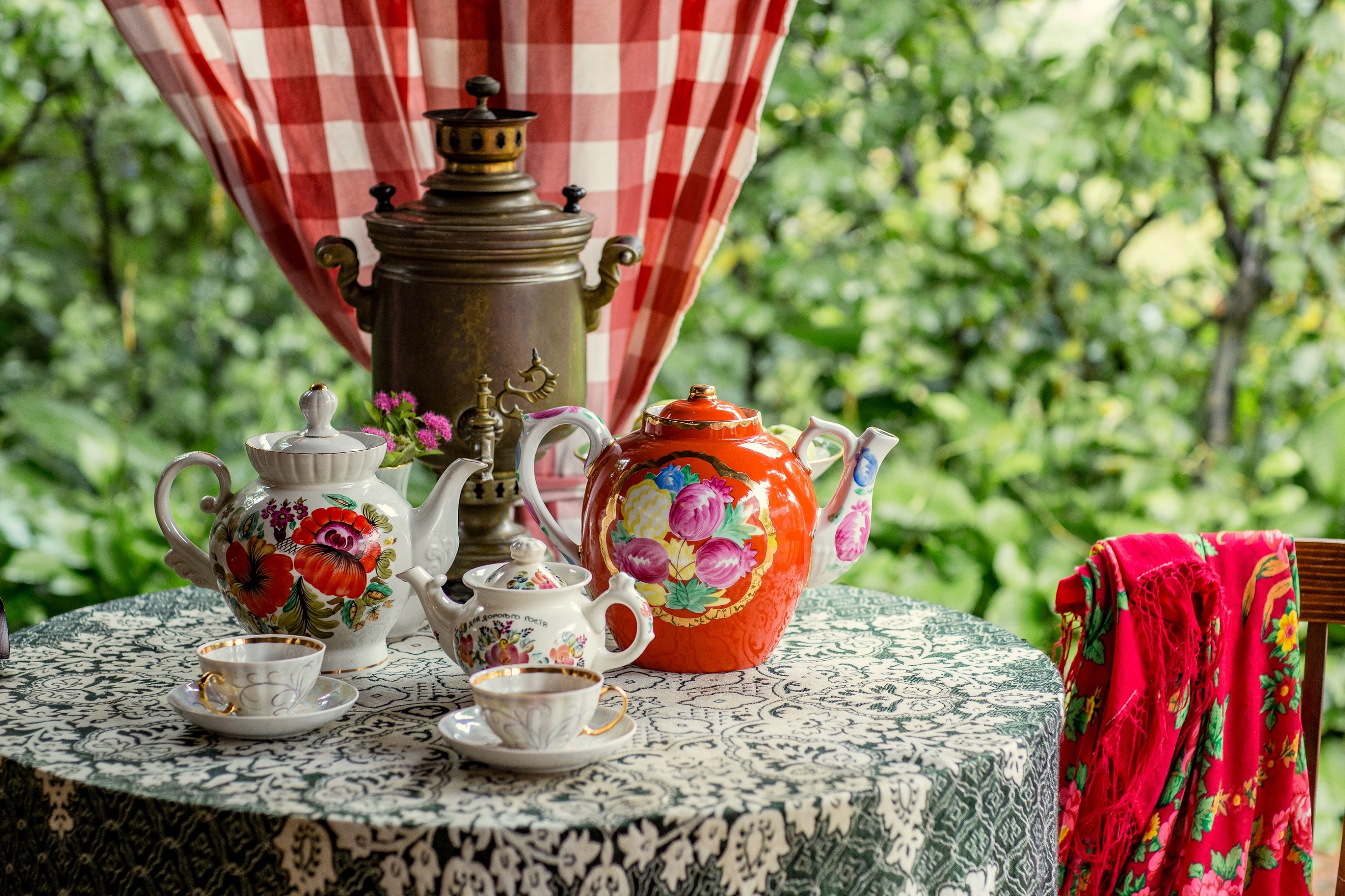 Красивое чаепитие картинки. Чаепитие. Русское чаепитие. Чаепитие с самоваром. Чайный стол с самоваром.