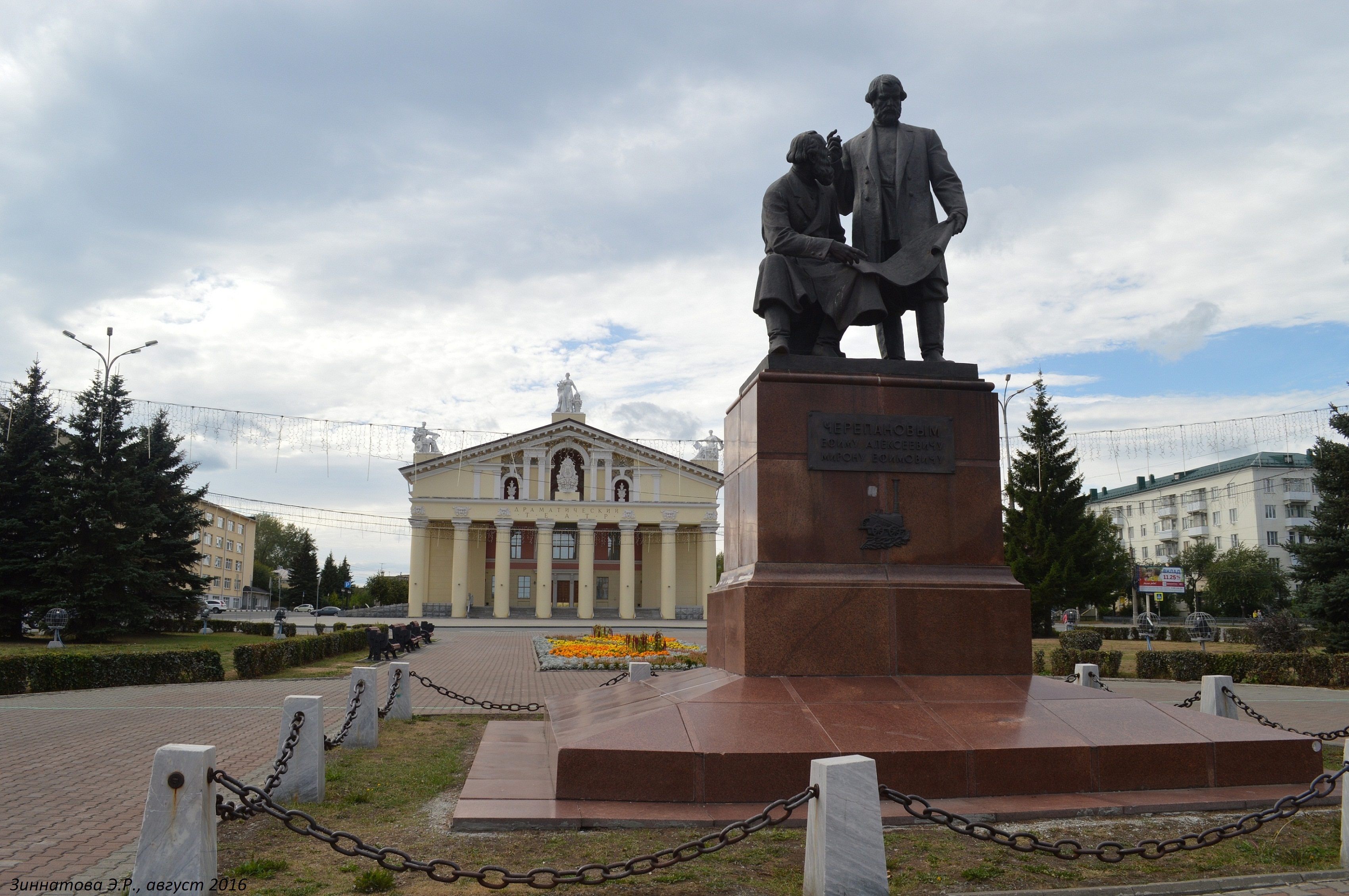 Памятник Черепановым Нижний Тагил