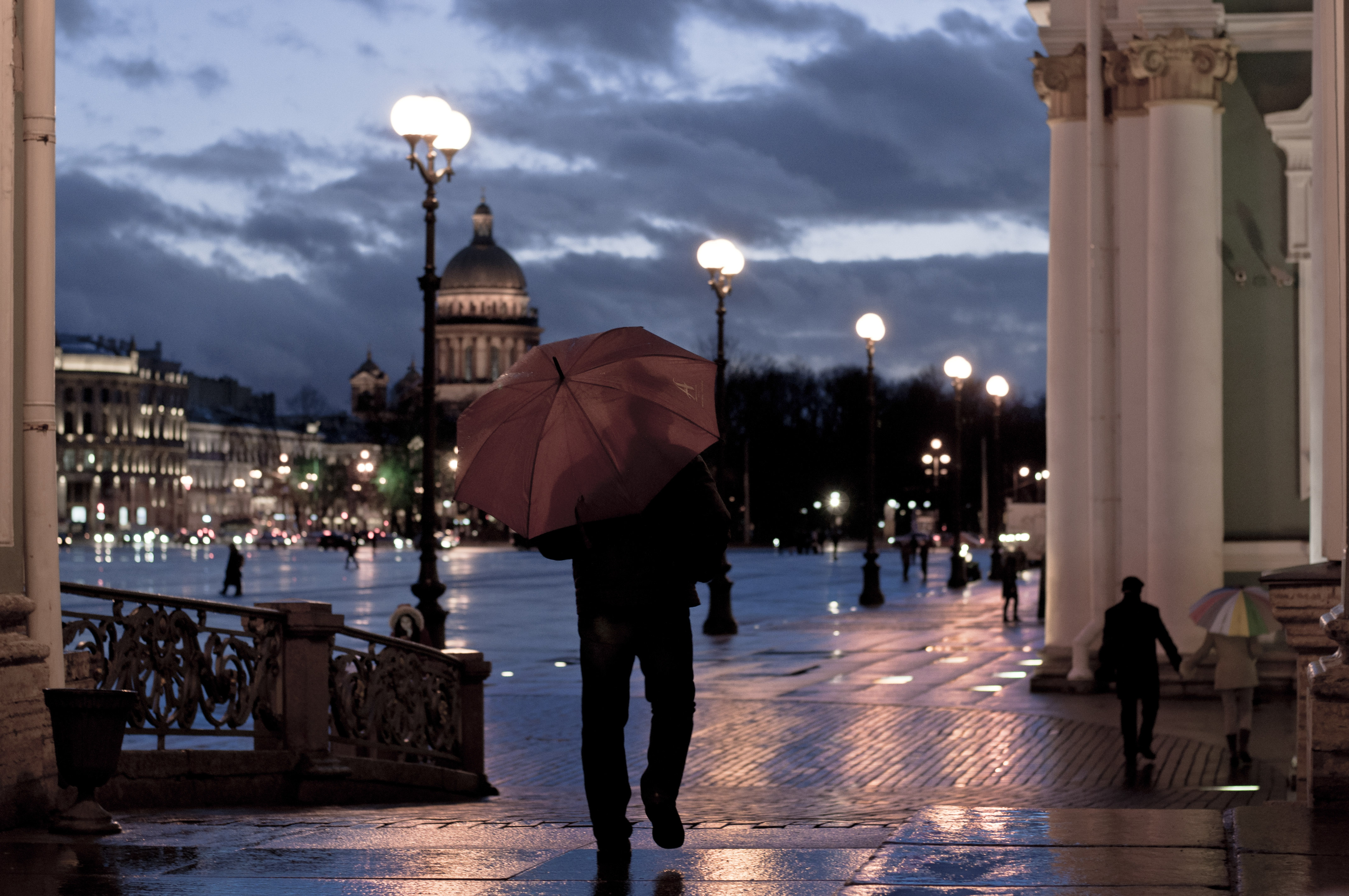 Петербурге на месяц. Дождь,зонт,Дворцовая площадь. Осенний Вечерний Питер фото с девушкой. Юдин Вечерний СПБ. Добро вечер СПБ.