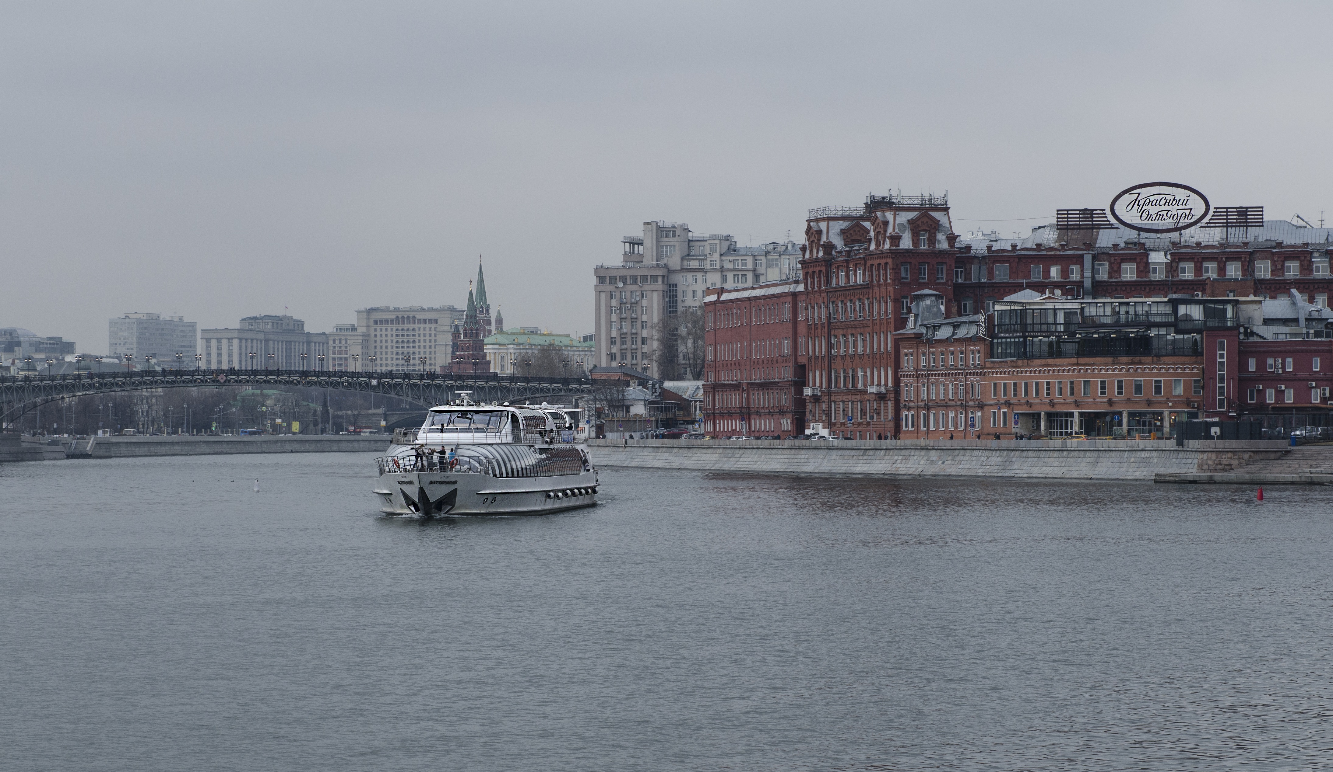 Moscow ship. Москва корабль красный октябрь. Красный октябрь с набережной Музеона. Пейзаж Москвы реки зимой красный октябрь. Москва река обои корабль.