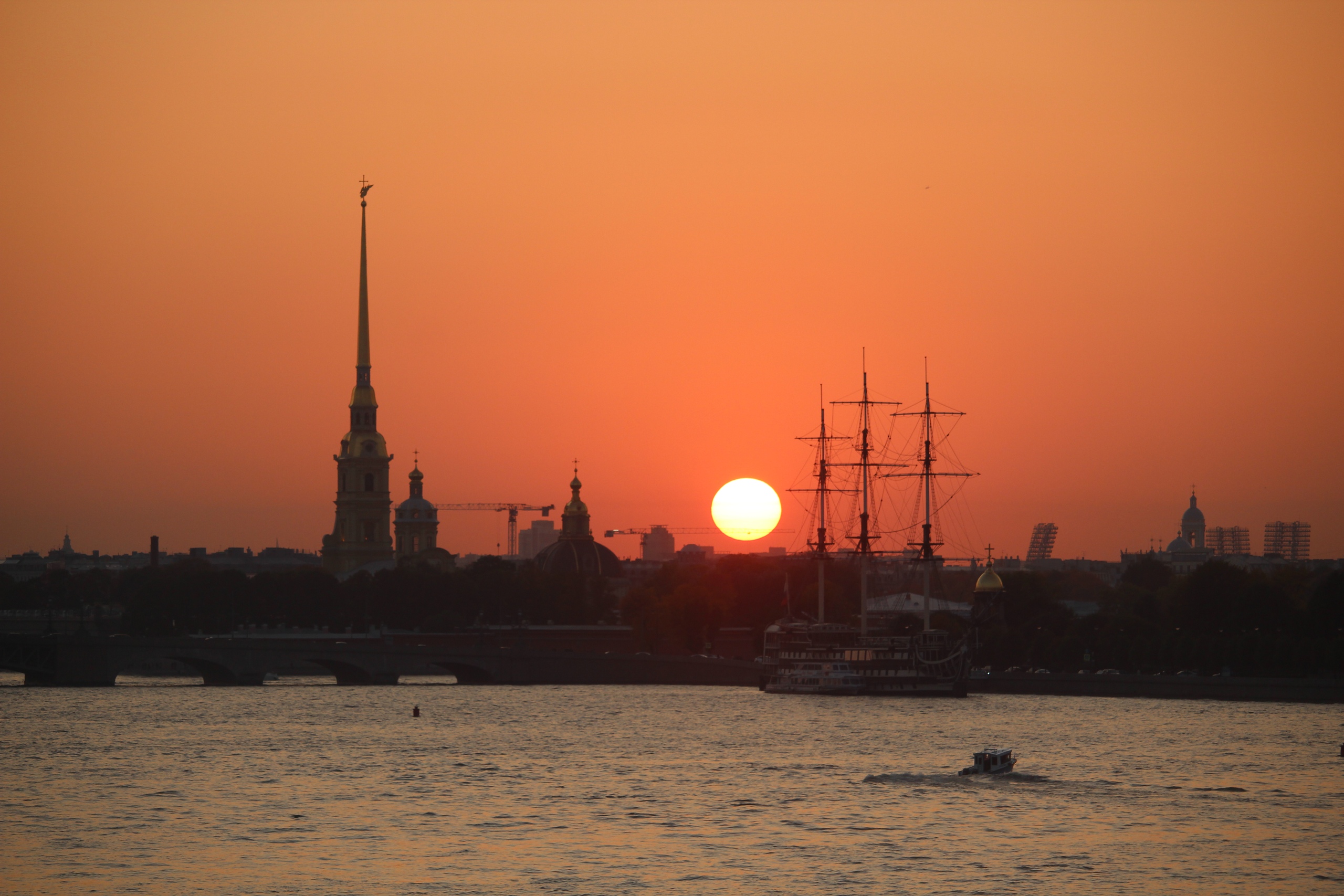 Над невой. Петропавловская крепость корабль. Восход над Невой картина. Корабли Восход солнца над Невой. Восход солнца над Невой Воробьев.