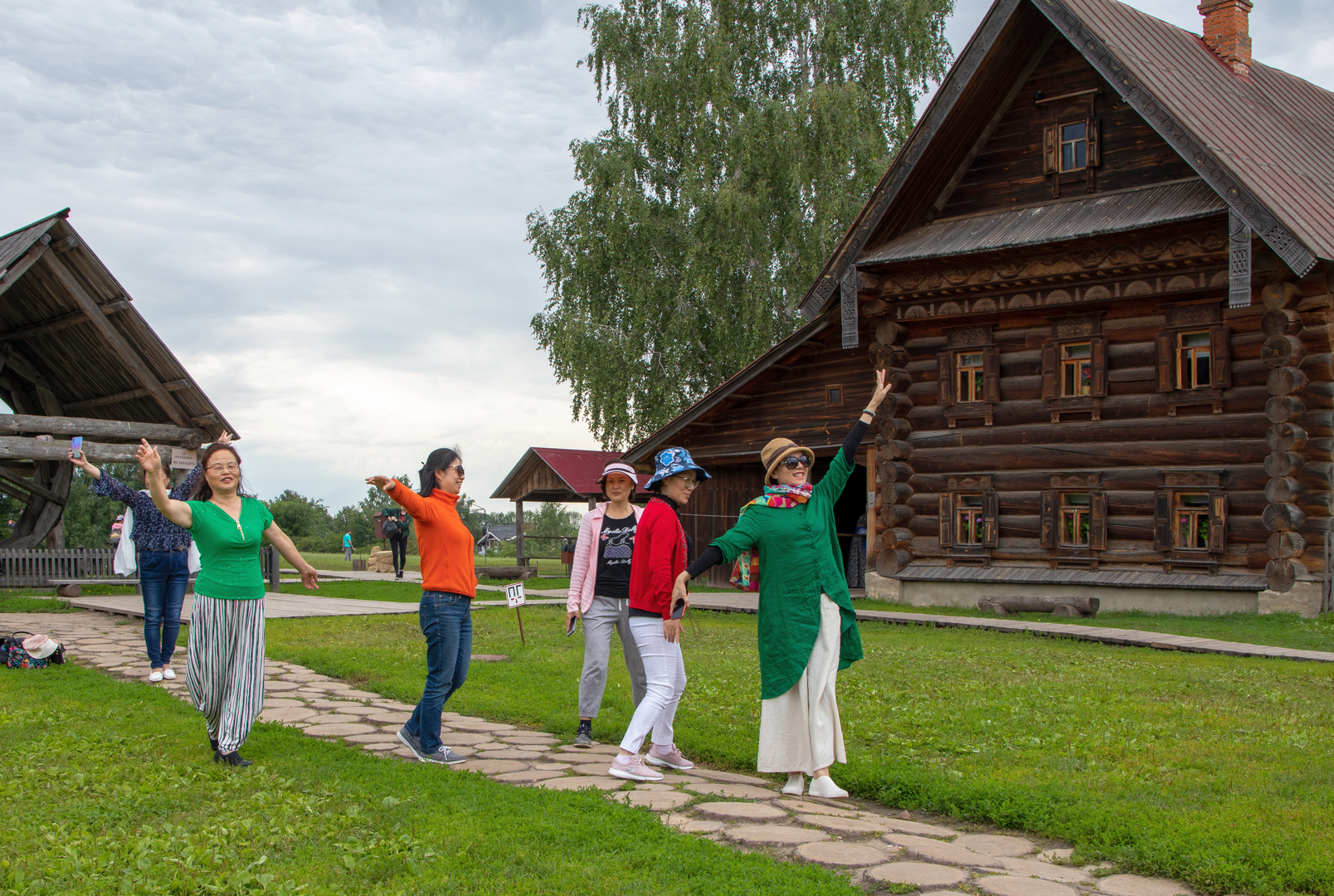 туристы в суздале