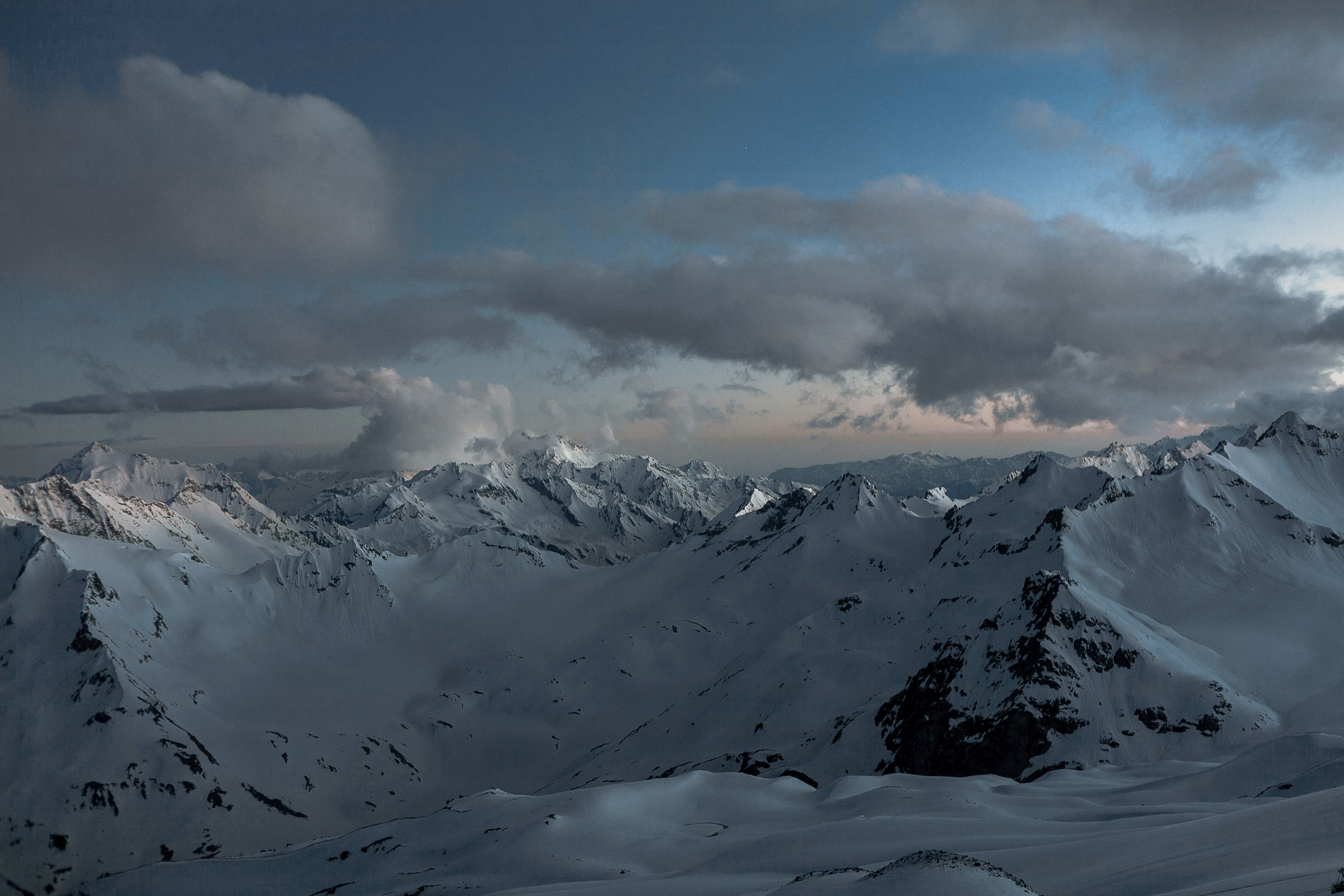 Эльбрус двуглавая вершина. Вулкан Эльбрус в Антарктиде. Гора Донгузорун-Чегет-Карабаши. Лавина на Эльбрусе. Снежные горы Эльбруса.