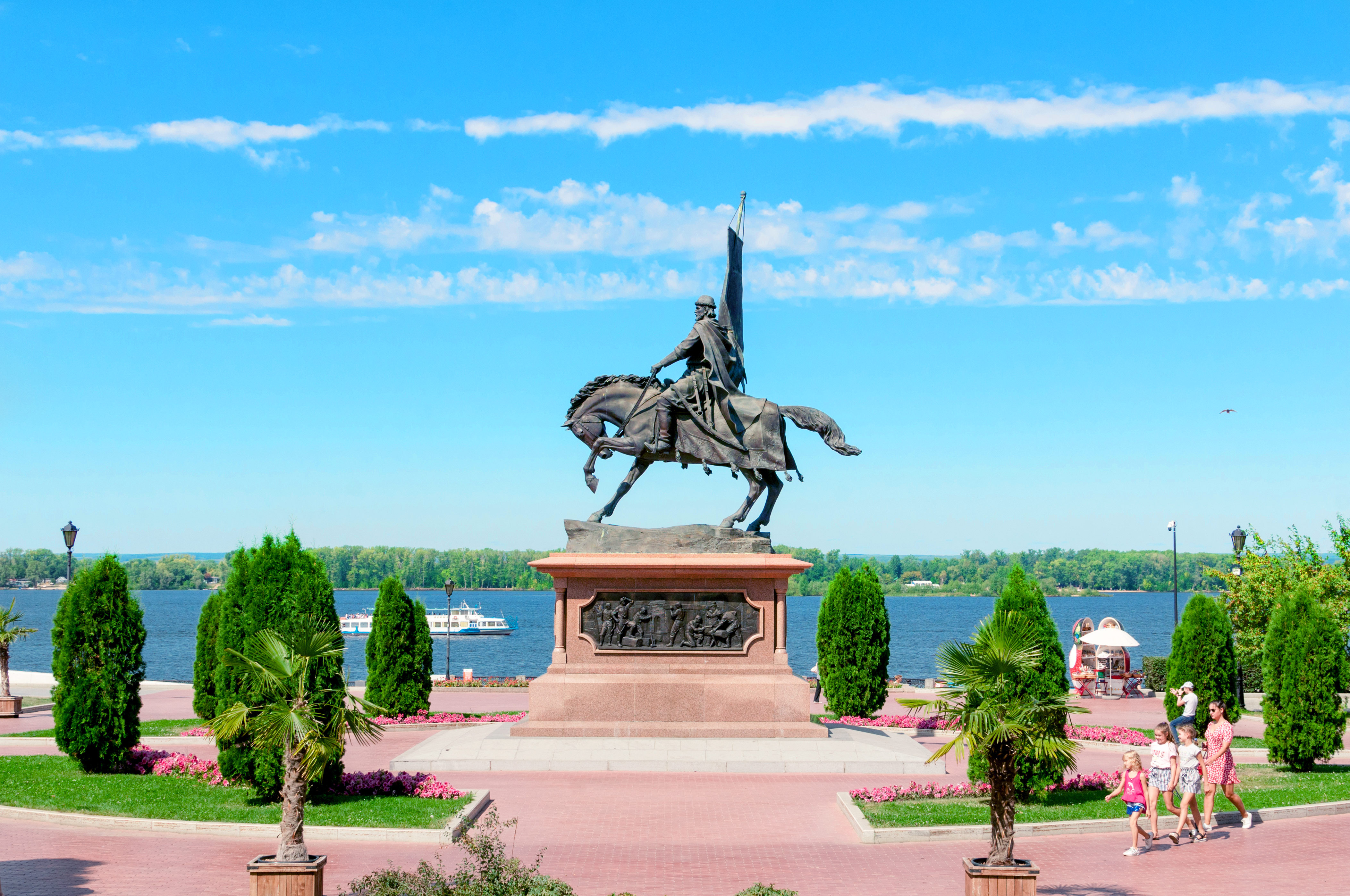 Памятники в городе самара. Самара памятник Засекину на набережной. Памятник Григорию Засекину Самара. Памятник князю Засекину в Самаре. Самара памятник князю Григорию Засекину.