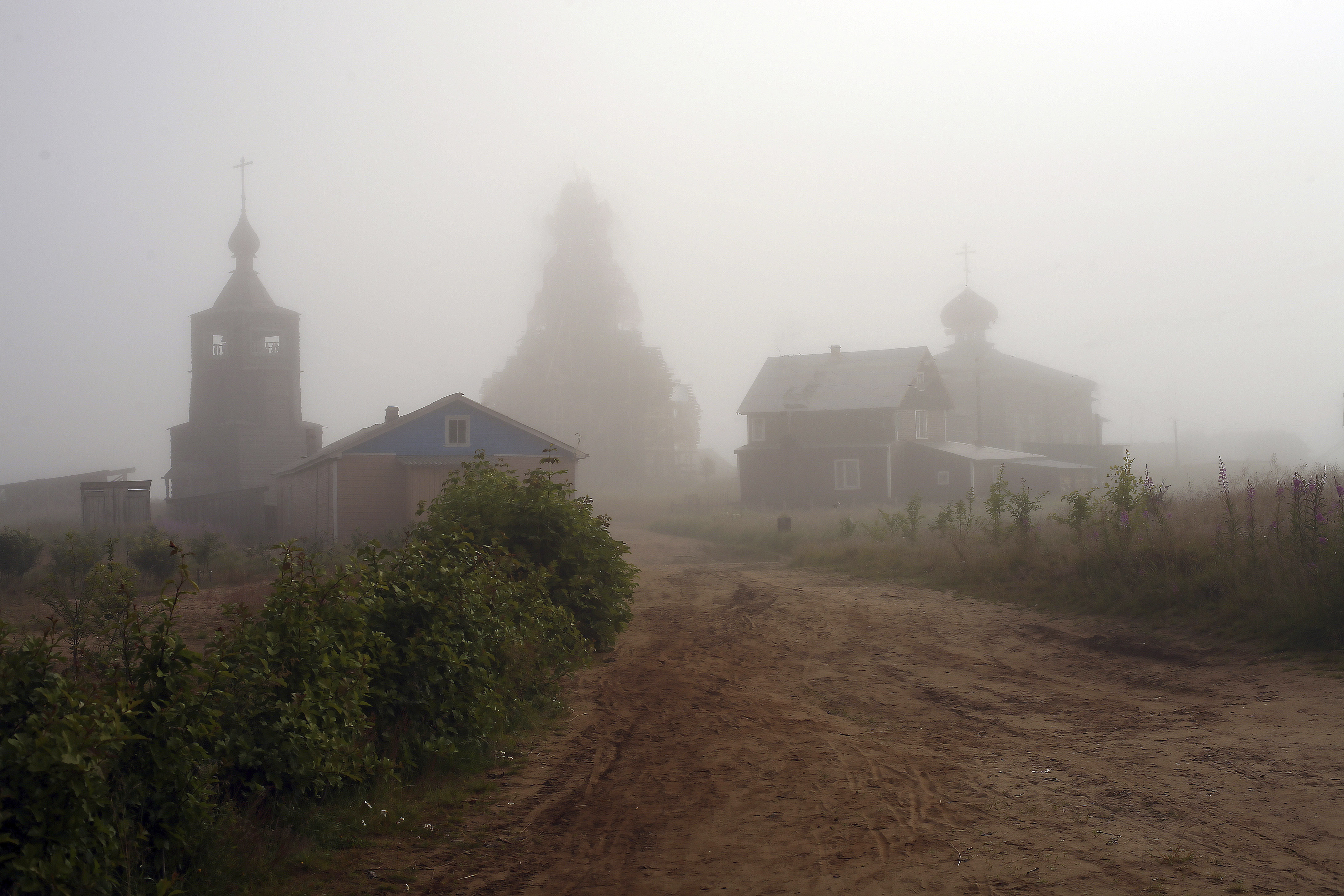Пелена света. Церковь утро деревня туман. Стелется туман храм деревня. Гребнево храм туман.